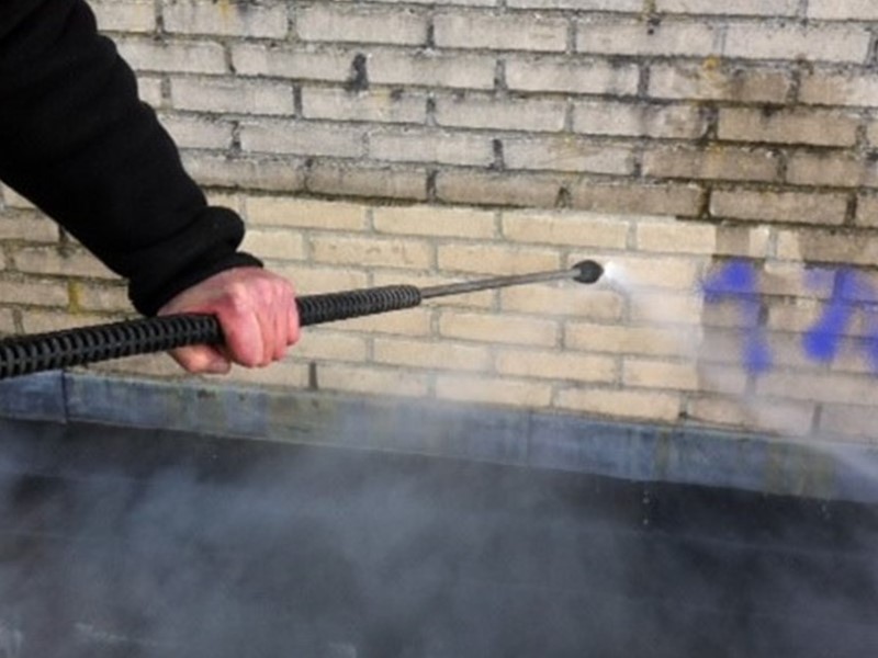 Graffiti verwijderen van baksteen